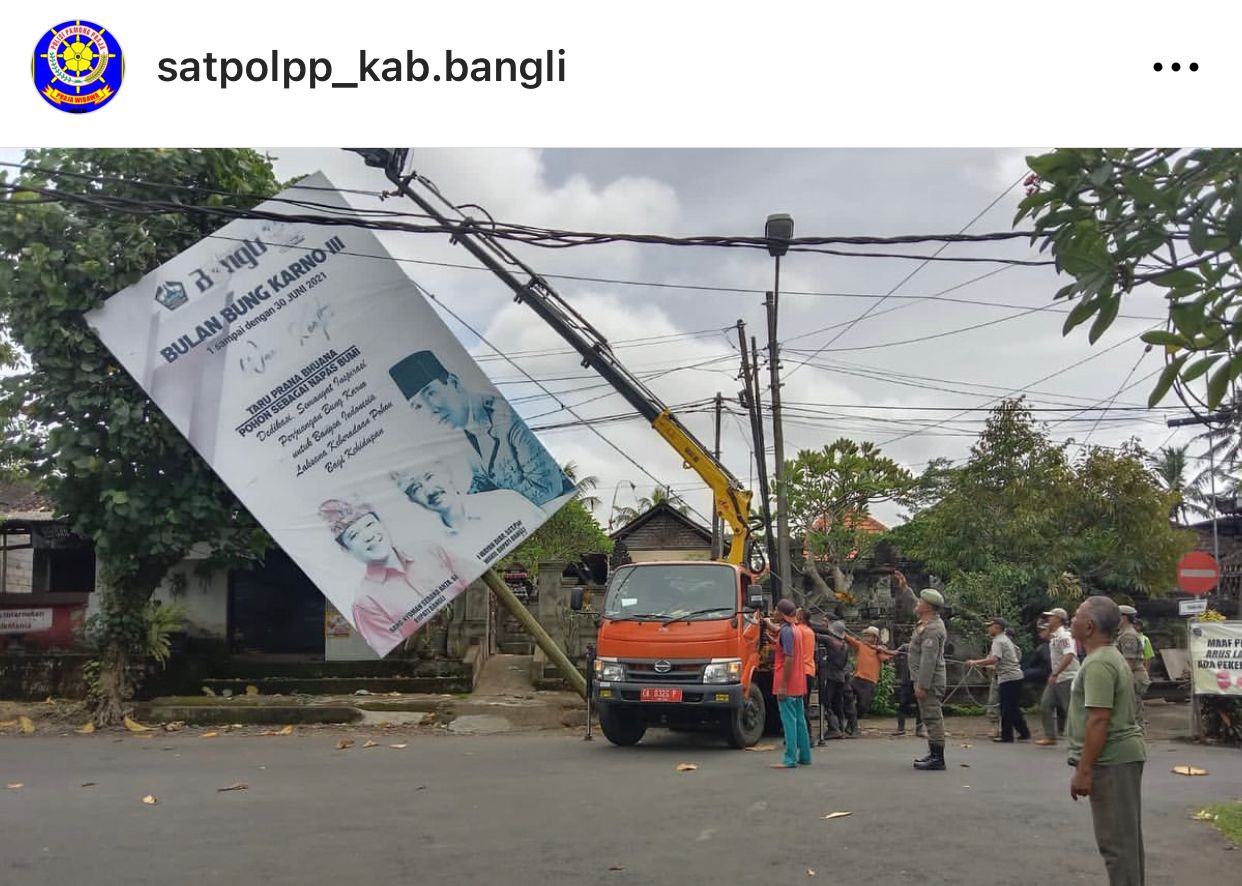 Pembongkaran papan reklame yang sudah roboh